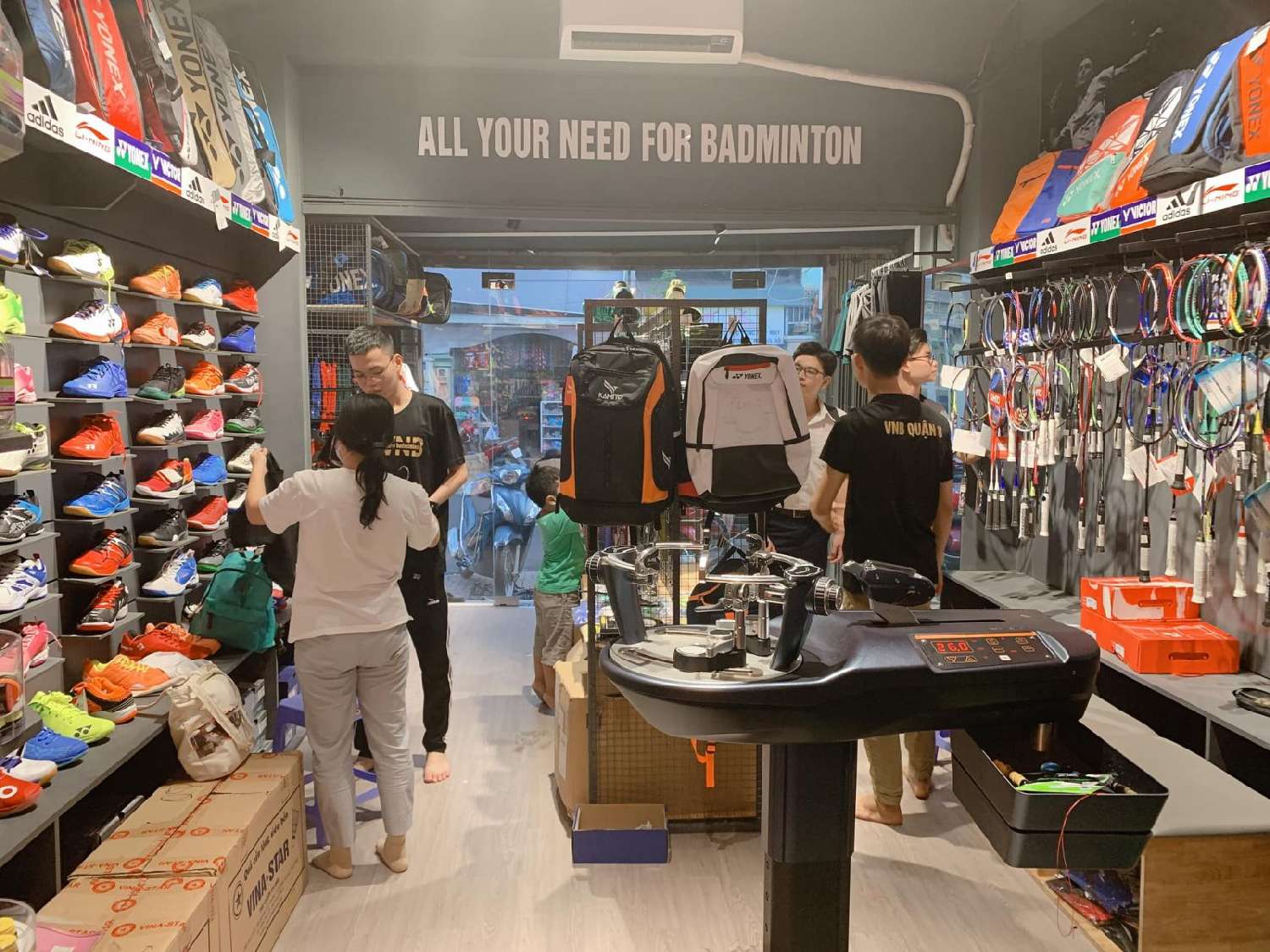 Mua vợt cầu lông Quận 8 uy tín, chất lượng nhất - Shop cầu lông VNB Sport Quận 8