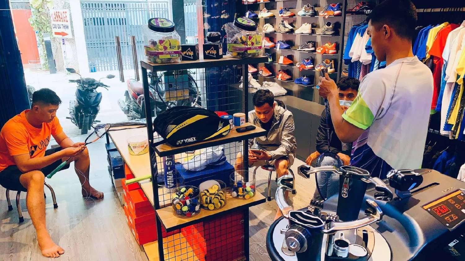 Cửa hàng cầu lông VNB Sports Tân Thới Nhất - Quận 12