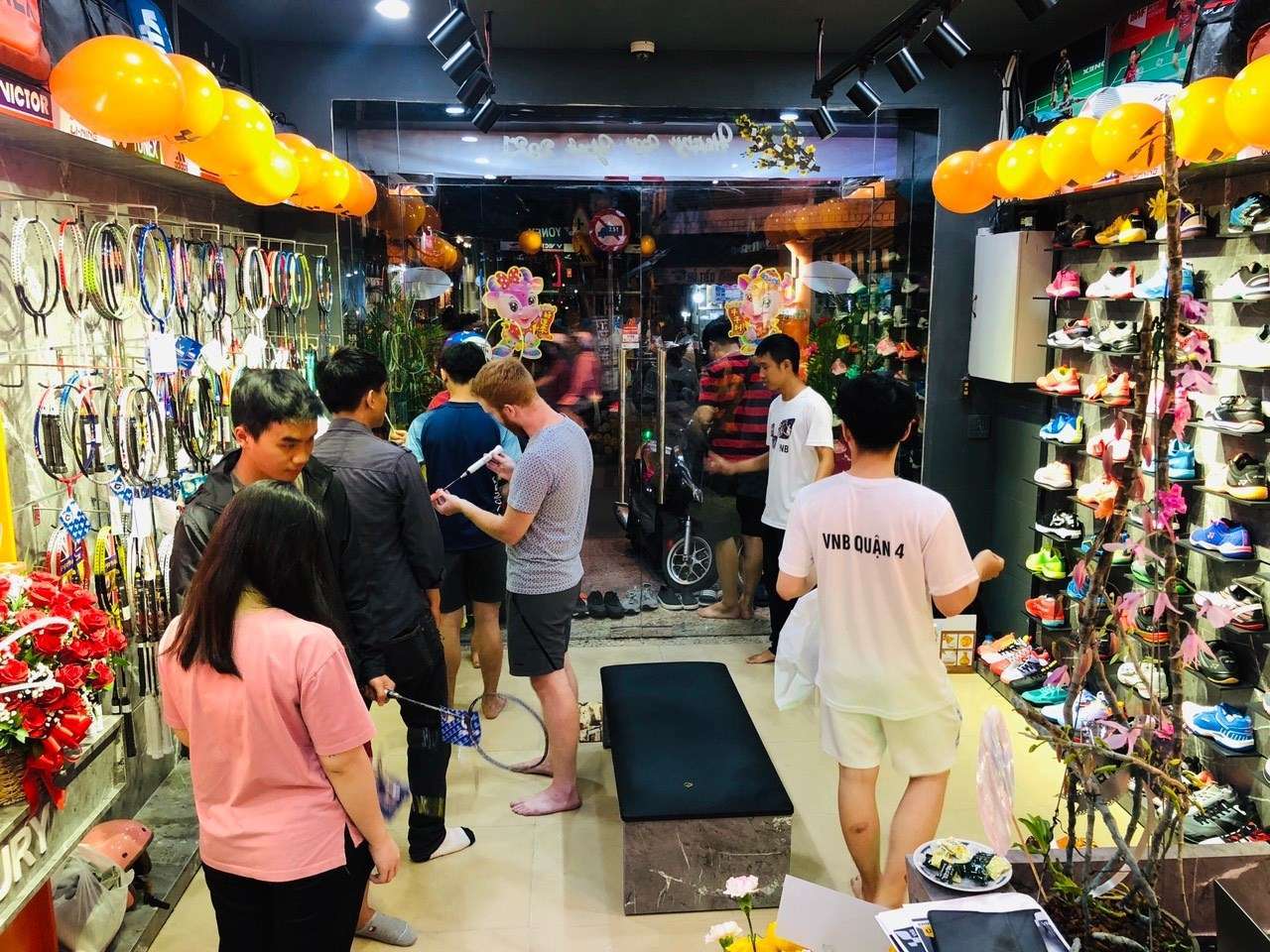 Đan vợt cầu lông ở Quận 4 chất lượng, uy tín nhất - Shop VNB Sports Quận 4