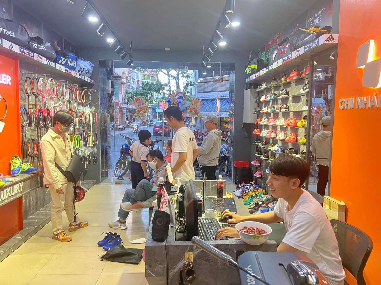 Đan vợt cầu lông ở Quận 4 chất lượng, uy tín nhất - Shop VNB Sports Quận 4