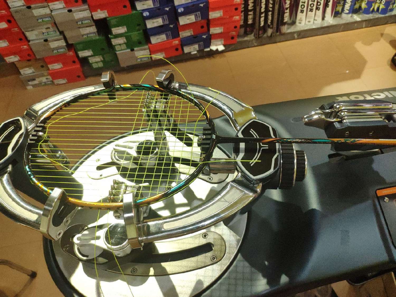 Shop cầu lông Quận 1 và Đan vợt cầu lông Quận 1 | VNB Sports Quận 1