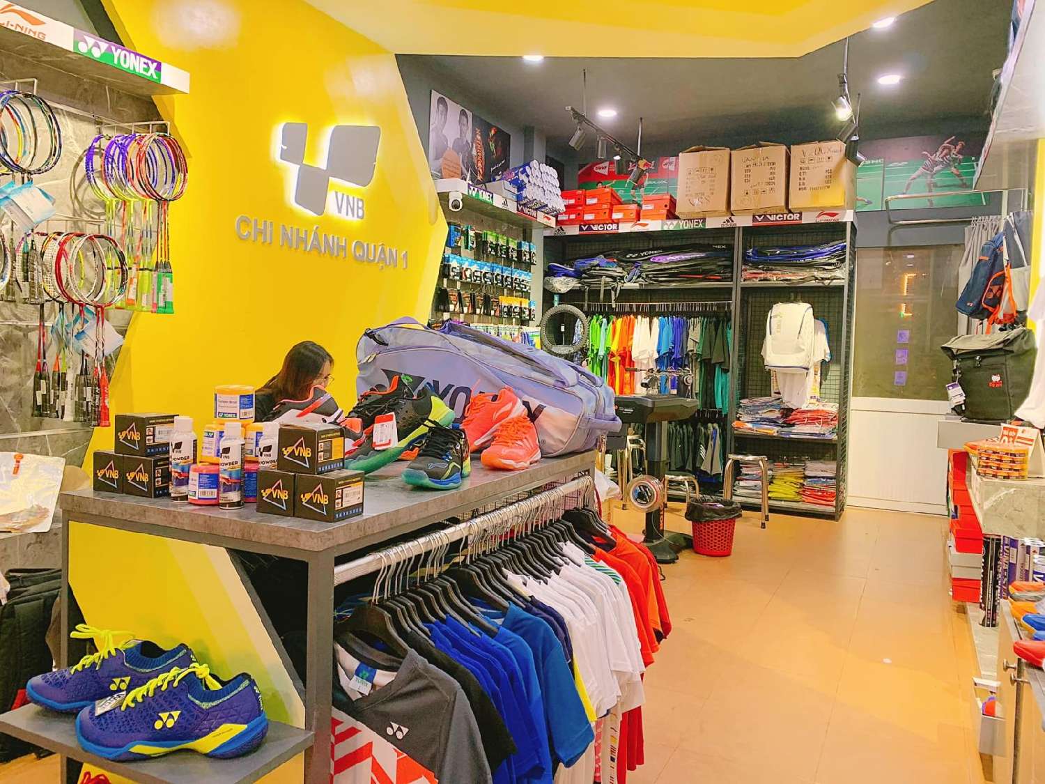 Shop cầu lông Quận 1 và Đan vợt cầu lông Quận 1 | VNB Sports Quận 1