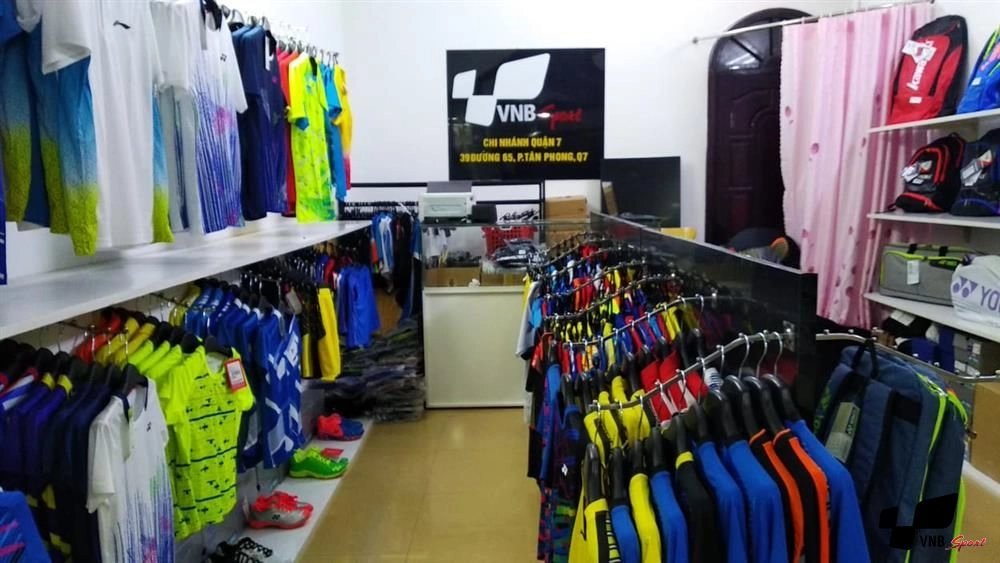 Người chơi mặc trang phục thể thao, minh hoạ cách chọn quần áo cầu lông thoáng mát